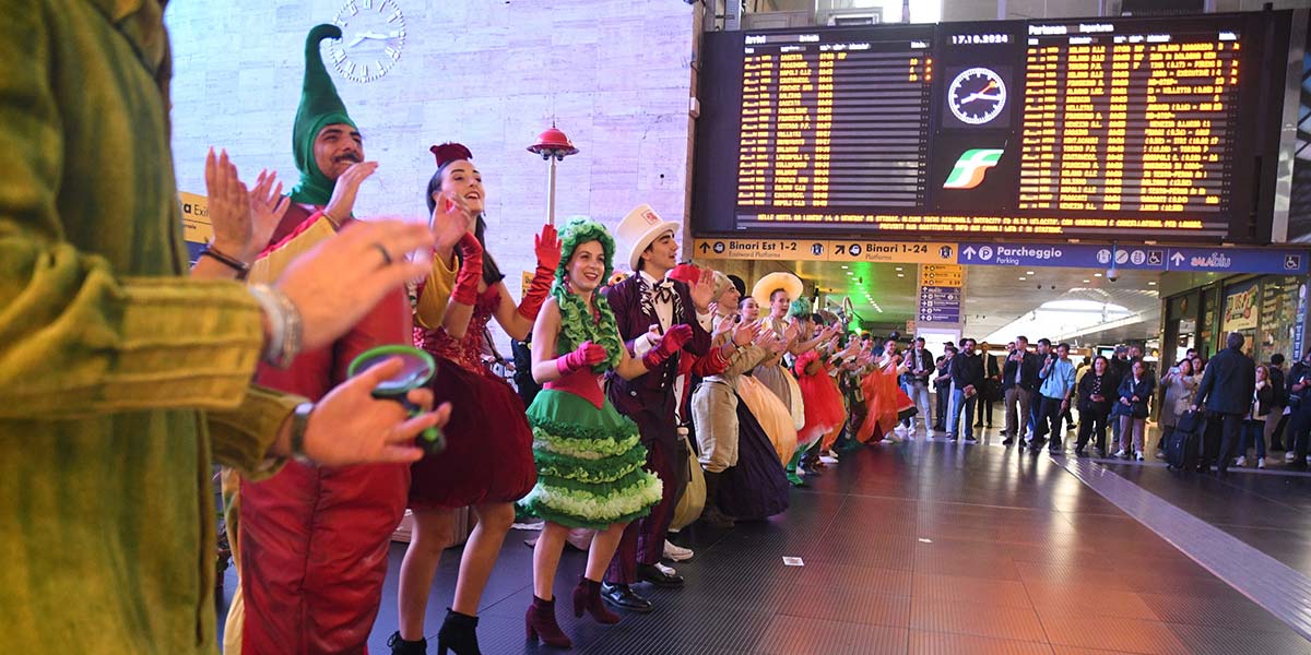 Spettacoli alla frutta va in scena nelle stazioni di Roma e Milano